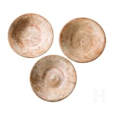 Drei Teller und drei Miniaturskyphoi, hellenisch, 3. – 1. Jhdt. v. Chr.