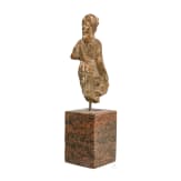 Terrakotta einer Frau mit Kanne und Schale, griechisch, 4. Jhdt. v. Chr.