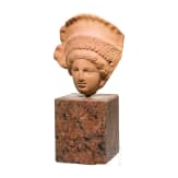 Frauenkopf aus Terrakotta mit Diadem, 3. - 2. Jhdt. v. Chr.