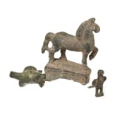 Drei bronzene Tierfiguren, Pferd und zwei Adler, römisch, 1. - 3. Jhdt.