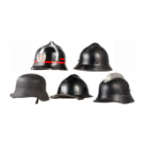 Fünf internationale Feuerwehr- oder Zivilschutzhelme, 1940er - 1960er Jahre