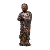 Holzfigur eines stehenden Mönches mit Goldlackfassung, China, 18./19. Jhdt.