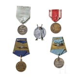 Sechs Auszeichnungen/Medaillen sowie zwei Auflagen, Russland, zwischen 1890 und 1915