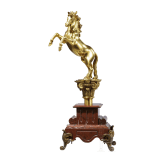 Vergoldete Bronzefigur eines steigenden Pferdes, 19. Jhdt., &auml;hnlich den Fahnenspitzen f&uuml;r Truppen des K&ouml;nigreichs beider Sizilien unter Joachim Murat (1767 - 1815)