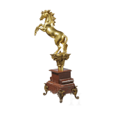 Vergoldete Bronzefigur eines steigenden Pferdes, 19. Jhdt., &auml;hnlich den Fahnenspitzen f&uuml;r Truppen des K&ouml;nigreichs beider Sizilien unter Joachim Murat (1767 - 1815)