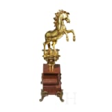 Vergoldete Bronzefigur eines steigenden Pferdes, 19. Jhdt., &auml;hnlich den Fahnenspitzen f&uuml;r Truppen des K&ouml;nigreichs beider Sizilien unter Joachim Murat (1767 - 1815)