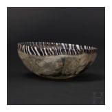 Glasschale mit floralem Dekor in Pigmentschicht zwischen doppelter Wandung, späthellenistisch - frührömisch, 1. Jhdt. v. Chr. – 1. Jhdt. n. Chr.
