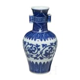 Blau-weiße Vase mit Qianglong-Marke, China, wahrscheinlich später, 19. Jhdt.