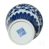 Blau-weiße Vase mit Qianglong-Marke, China, wahrscheinlich später, 19. Jhdt.