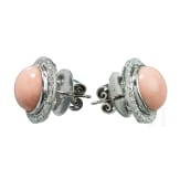 Ein Paar Ohrringe mit Engelskoralle