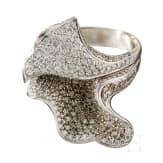 An 18ct flower-shaped white gold and brilliants ring