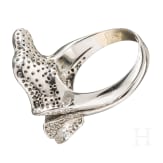 An 18ct flower-shaped white gold and brilliants ring