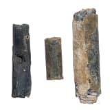Drei Bleirollen, zwei davon mit Inschrift, sasanidisch, 4. - 6. Jhdt. n. Chr.