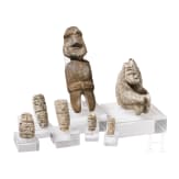 Sechs präkolumbische Steinfiguren und eine Steinperle, verschiedene Kulturen, 10. - 15. Jhdt.