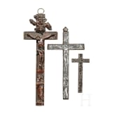 Drei Kruzifixe, Oberammergau, um 1800 (eines) bzw. 19. Jhdt. (zwei)
