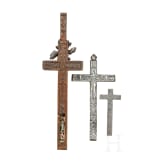 Drei Kruzifixe, Oberammergau, um 1800 (eines) bzw. 19. Jhdt. (zwei)
