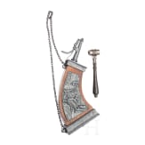 A wheelock pistol and a powder flask in 1630s style, repro for decorative purposes only, 20th century