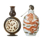Zwei Chinesische Schnupftabakflaschen mit Drachendekor (Snuffbottles), China, 19./20. Jhdt.