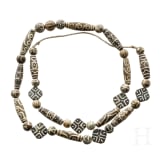 Eine schöne Amulett-Halskette aus Bandachat-Perlen (Chung Dzi), China
