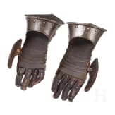 Ein Paar Panzerhandschuhe mit ge&auml;tztem Dekor, Frankreich oder Italien, um 1600