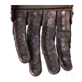 Ein Paar Panzerhandschuhe mit ge&auml;tztem Dekor, Frankreich oder Italien, um 1600