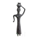 Bronzestatue einer Frau mit Gef&auml;&szlig; auf dem Kopf, baktrisch, Ende 3. - Anfang 2. Jtsd. v. Chr.