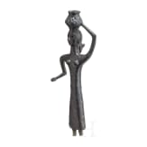 Bronzestatue einer Frau mit Gef&auml;&szlig; auf dem Kopf, baktrisch, Ende 3. - Anfang 2. Jtsd. v. Chr.