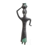 Bronzestatue einer Frau mit Gef&auml;&szlig; auf dem Kopf, baktrisch, Ende 3. - Anfang 2. Jtsd. v. Chr.