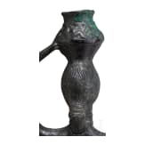 Bronzestatue einer Frau mit Gef&auml;&szlig; auf dem Kopf, baktrisch, Ende 3. - Anfang 2. Jtsd. v. Chr.