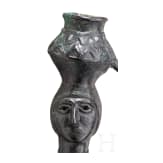 Bronzestatue einer Frau mit Gef&auml;&szlig; auf dem Kopf, baktrisch, Ende 3. - Anfang 2. Jtsd. v. Chr.