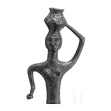 Bronzestatue einer Frau mit Gef&auml;&szlig; auf dem Kopf, baktrisch, Ende 3. - Anfang 2. Jtsd. v. Chr.