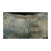 Bronzeurne mit kalligraphisch ausgefeiltem Epigramm, r&ouml;misch, 1. - 2. Jhdt.