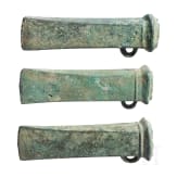 Drei Bronzebeile Typ Dahouet, bretonisch, sp&auml;te Bronzezeit bis fr&uuml;he Eisenzeit Westeuropas, 10. - 5. Jhdt. v. Chr.