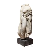 Klassizistische Marmorstatue nach dem Vorbild der hochklassischen Aphrodite des Typus "Fr&eacute;jus", um 1800 - fr&uuml;hes 19. Jhdt.