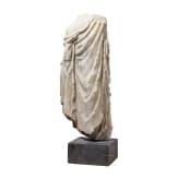 Klassizistische Marmorstatue nach dem Vorbild der hochklassischen Aphrodite des Typus "Fr&eacute;jus", um 1800 - fr&uuml;hes 19. Jhdt.