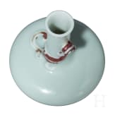 Kleines V&auml;schen mit Drachendekor und Qianlong-Vierzeichenmarke, wohl 18./19. Jhdt.