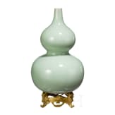 Gro&szlig;e Seladon-Doppelk&uuml;rbisvase, China, wohl Qianlong Periode (1736 - 1795)