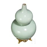 Gro&szlig;e Seladon-Doppelk&uuml;rbisvase, China, wohl Qianlong Periode (1736 - 1795)