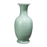 Gro&szlig;e Seladonvase mit graviertem Dekor, China, 18./19. Jhdt.