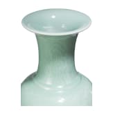 Gro&szlig;e Seladonvase mit graviertem Dekor, China, 18./19. Jhdt.