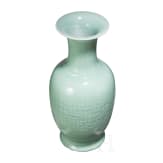 Gro&szlig;e Seladonvase mit graviertem Dekor, China, 18./19. Jhdt.