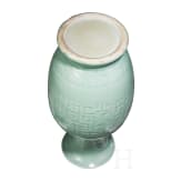Gro&szlig;e Seladonvase mit graviertem Dekor, China, 18./19. Jhdt.