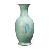Gro&szlig;e Seladonvase mit graviertem Dekor, China, 18./19. Jhdt.
