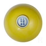 Kleine zitronengelb glasierte Schale mit Yongzheng-Marke, wahrscheinlich aus der Zeit (1723 - 1735)