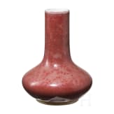 Kleine kupferrot glasierte Vase mit unterglasurblauer Yongzheng-Sechszeichenmarke, 18./19. Jhdt.