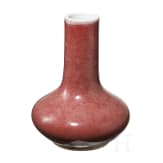 Kleine kupferrot glasierte Vase mit unterglasurblauer Yongzheng-Sechszeichenmarke, 18./19. Jhdt.