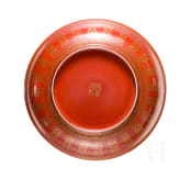 Korallenrot glasierter Teller mit Gl&uuml;ckssymbolen, China, wohl sp&auml;tes 19./Anfang 20. Jhdt.