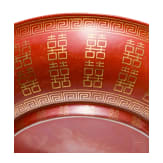 Korallenrot glasierter Teller mit Gl&uuml;ckssymbolen, China, wohl sp&auml;tes 19./Anfang 20. Jhdt.