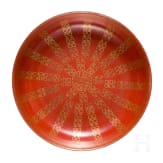 Korallenrot glasierter Teller mit Gl&uuml;ckssymbolen, China, wohl sp&auml;tes 19./Anfang 20. Jhdt.