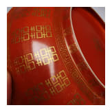 Korallenrot glasierter Teller mit Gl&uuml;ckssymbolen, China, wohl sp&auml;tes 19./Anfang 20. Jhdt.